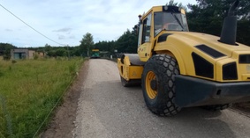 Wbudowanie podbudowy i zagęszczanie.