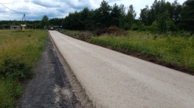Wbudowanie podbudowy i zagęszczanie.