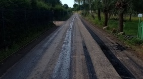 Skropienie nawierzchni przed ułożeniem warstwy bitumicznej.