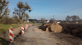 Korytowanie pasa drogowego w miejscu zaprojektowanego chodnika.
