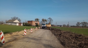 Korytowanie pasa drogowego w miejscu zaprojektowanego chodnika i wykonanie warstwy odsączającej.