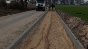 Budowa chodnika. Wbudowanie krawężników i obrzeży na odcinku drogo od km 0+800 do km 1+102.
