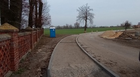 Budowa chodnika. Wykonanie podsypki cementowo piaskowej oraz układanie kostki brukowej na odcinku d