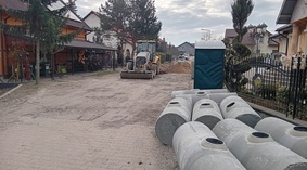 Wykonawca przystępuje do wbudowania wpustów ulicznych.