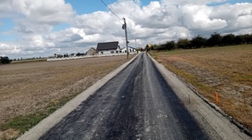 Skropienie asfaltem nawierzchni podbudowy.