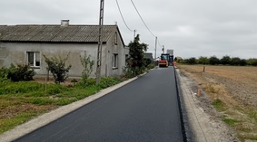 Wykonanie nawierzchni bitumicznej - warstwy ścieralnej.