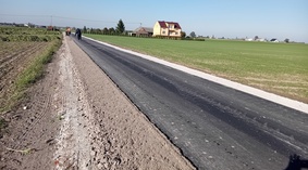 Wbudowanie poboczy z kruszywa łamanego.