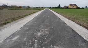 Zakończono wbudowanie poboczy z kruszywa łamanego.