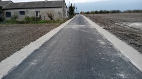 Zakończono wbudowanie poboczy z kruszywa łamanego.