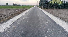 Zakończono wbudowanie poboczy z kruszywa łamanego.