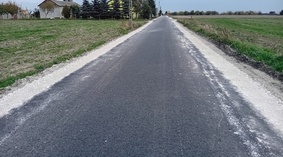 Zakończono wbudowanie poboczy z kruszywa łamanego.
