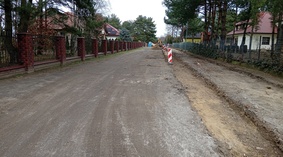 Wykonawca przystąpił do realizacji zadania. Korytowanie podłoża pod montaż krawężników.