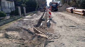 Montaż krawężników na skrajni jezdni