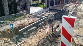 Rozpoczęto wykonanie zjazdów. Montaż oporników.