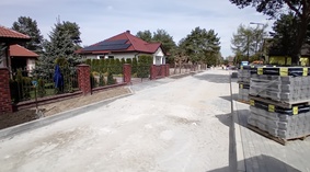 Przystąpiono do układania kostki brukowej na jezdni w km od 0+000 do km 0+120.