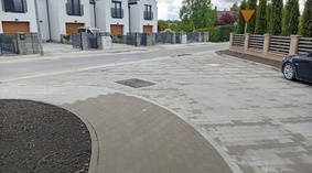 Zakończono roboty budowlane związane z układaniem kostki brukowej.