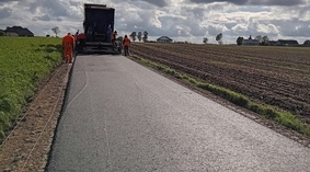 Wykonanie nawierzchni bitumicznej - warstwy wiążącej.
