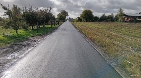 Wykonanie nawierzchni bitumicznej - warstwy ścieralnej.
