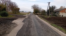 Wbudowanie poboczy z kruszywa łamanego.