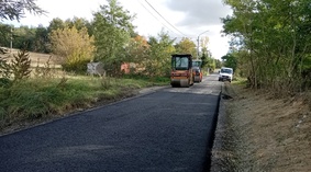 Wykonanie nawierzchni bitumicznej - warstwa wiążąca.