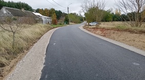 Wbudowanie poboczy z kruszywa łamanego.