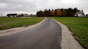 Wbudowanie poboczy z kruszywa łamanego.