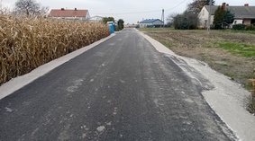 Zakończono wbudowanie poboczy z kruszywa łamanego.