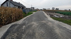 Zakończono wbudowanie poboczy z kruszywa łamanego.