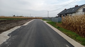 Zakończono wbudowanie poboczy z kruszywa łamanego.