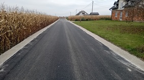 Zakończono wbudowanie poboczy z kruszywa łamanego.