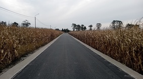 Zakończono wbudowanie poboczy z kruszywa łamanego.