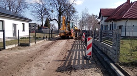 Wykonawca rozpoczął roboty budowlane. Układanie krawężników.