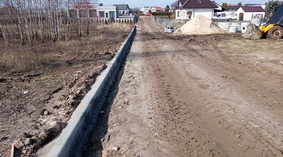 Układanie krawężników na skrajni jezdni.