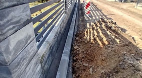 Układanie krawężników na skrajni jezdni.