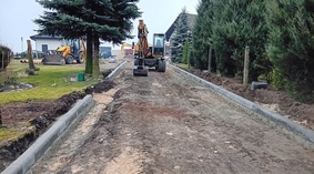 Wbudowanie krawężników na kolejnym odcinku drogi.