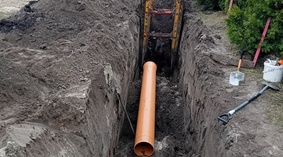 Układanie rurociągu kanalizacji deszczowej.