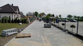 Układanie kostki brukowej na odcinku drogi od km 0+000 do km 0+200.