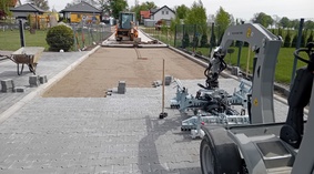 Układanie kostki brukowej na odcinku drogi od km 0+000 do km 0+200.