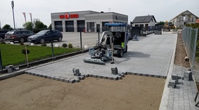 Układanie kostki brukowej na odcinku drogi od km 0+000 do km 0+200.