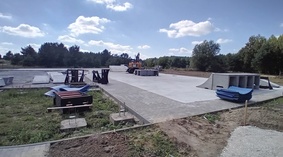 Rozpoczęto montaż urządzeń na strefie sportowej: Quarter pipe; Funbox; Bank, Olline-box