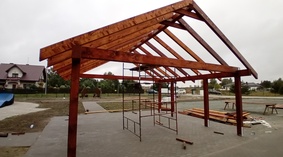 montaż altany oraz układanie kostki brukowej -nawierzchni pod altaną.