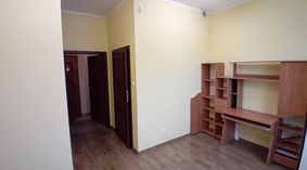Stan na dzień przekazania placu budowy. Pomieszczenia przeznaczone do malowania i wymiany oświetleni