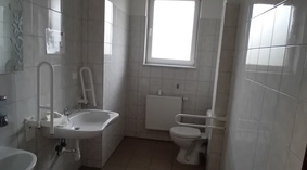 Stan na dzień przekazania placu budowy. Łazienka przeznaczona do częściowej adaptacji.