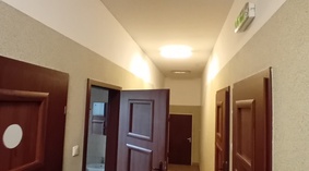 Stan na dzień przekazania placu budowy. Pomieszczenia przeznaczone do malowania i wymiany oświetleni