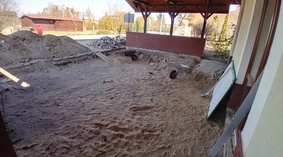 Skuto i usunięto starą posadzkę Altany.