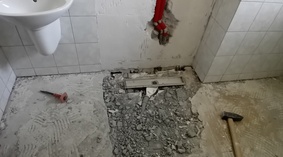 Przystąpiono do remontu łazienki. Przerobienie dopływu i odpływu wody.