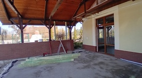 Wylano nową posadzkę betonową.
