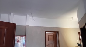 Rozpoczęto malowanie pomieszczeń wewnątrz budynku.