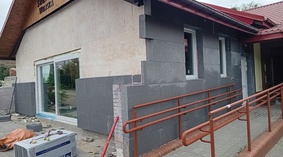 Przystąpiono do wykonania ocieplenia ścian zewnętrznych.