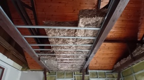 Ocieplenie ścian wewnętrznych i sufitu wełną mineralną.